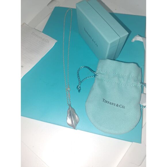 Rare Gorgeous Tiffany & Co. Sterling Silver Large Leaf Drop Pendant Necklace - Picture 4 of 6